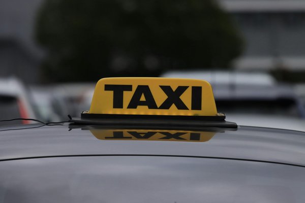 Voyager sereinement avec un service de taxi à Nice 24h/24 : liberté et confort jour et nuit